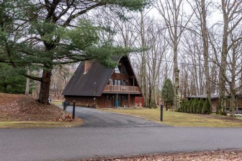 305 Mohican Trl, Mercer, PA 16137-9330