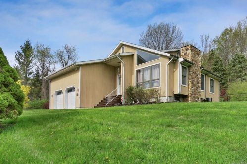 124 Hillside Rd, Poughquag, NY 12570-5051