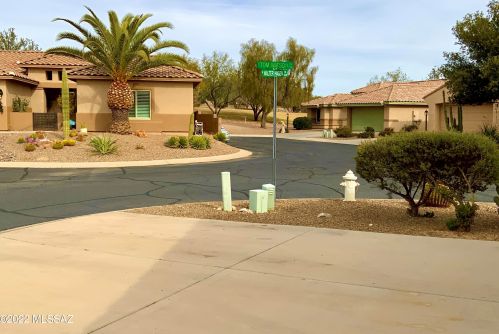 8748 Walter Hagen Dr, Tucson, AZ 85742-8535