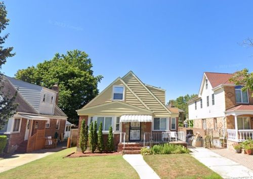 80-50 255th St, Floral Park, NY 11004-1137