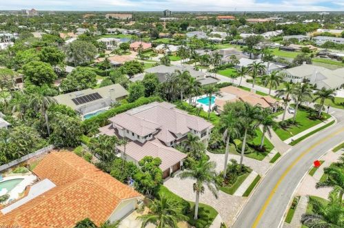 569 Neapolitan Way, Naples FL 34103-8568 exterior