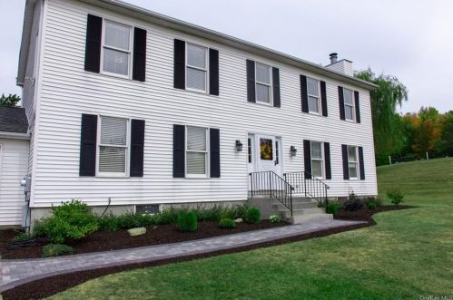 13 Rolling Green Ln, New Hamburg, NY 12590-6436