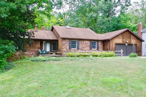 9961 Gatewood Dr, Cleveland, OH 44141-3643