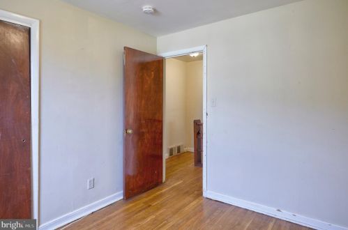 6833 Lee Ave, Camden NJ  08110-6122 exterior