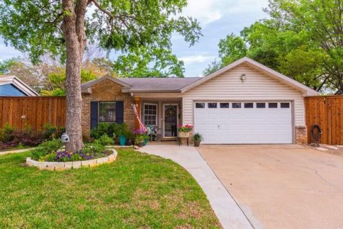 515 Westover Dr, Euless, TX 76039-2083