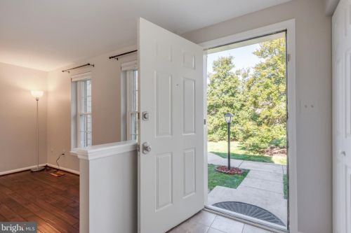 1517 Autumn Ridge Cir, Herndon, VA 20194-1565