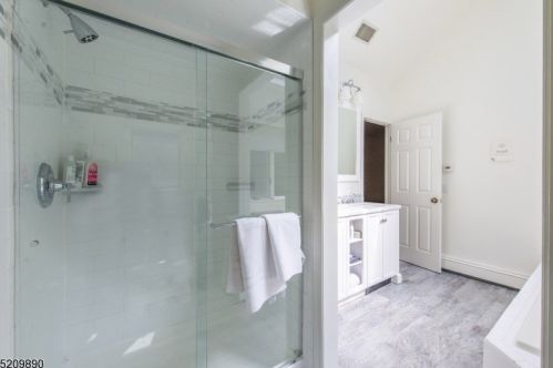 77 Fountain Dr, Skyline Lakes NJ  07456-2406 exterior