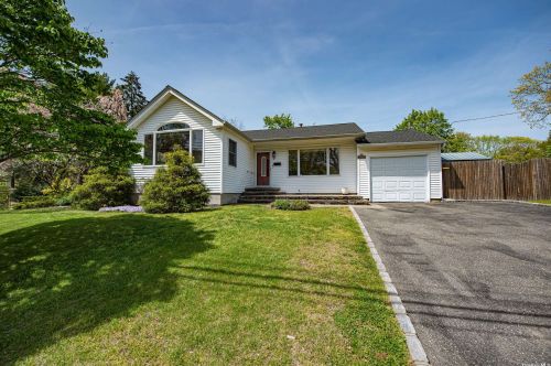 7 Wicks Rd, Elwood, NY 11731-6537