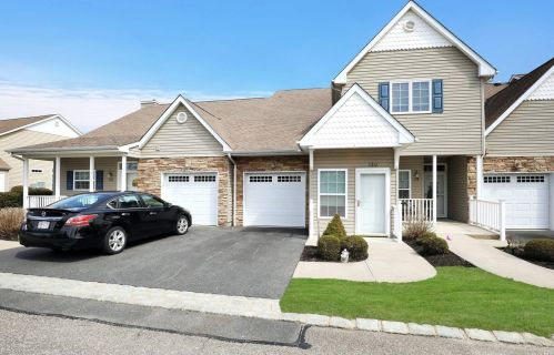 120 Pond Cir, Mount Sinai, NY 11766-3505