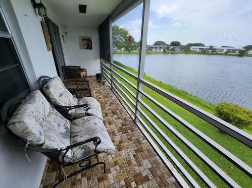 147 Chatham G, West Palm Beach FL  33417-1823 exterior