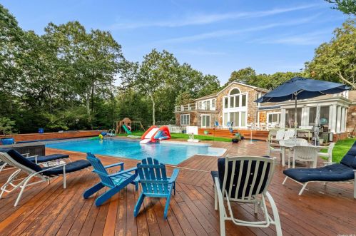 8 Honeysuckle Ln, East Quogue, NY 11942-3624