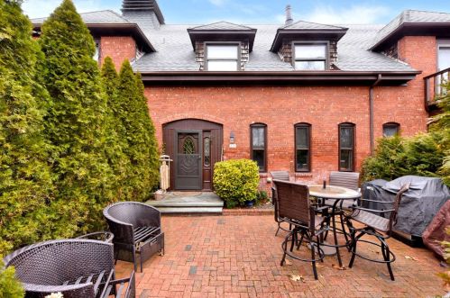 17 Quality St, Oakdale, NY 11769-2427