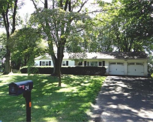 24 Manor Dr, Southampton, PA 18954-1826