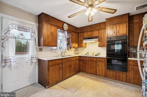 1822 Old Sumneytown Pike, Harleysville PA  19438-1129 exterior