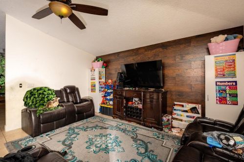 1433 Barker Ln, Fort Pierce, FL 34983-3909