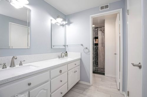 27067 Alabastro Dr, Santa Clarita CA  91354-2215 exterior