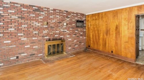 161 Sylvia Ln, New Hyde Park, NY 11040-1951