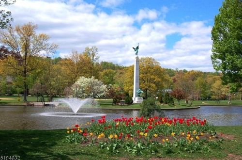 13 Potter Ct, Montclair NJ  07043-1514 exterior