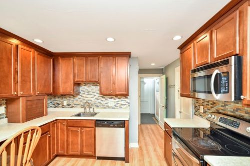 291 St, Dedham MA 02026-2044 exterior