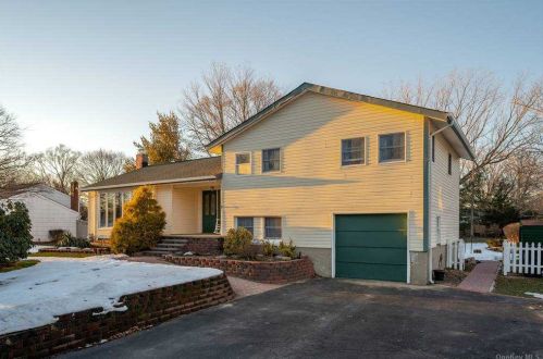 4 Brunswick Dr, Elwood, NY 11731-5405