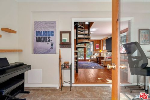 646 Castle Top Trl, Topanga, CA 90290-3639