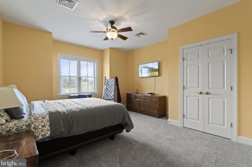 17621 Stonegait Ct, Round Hill VA  20141-2264 exterior