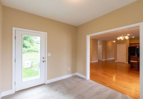 2 Sugar Plum Ln, Londonderry NH  03053-3300 exterior