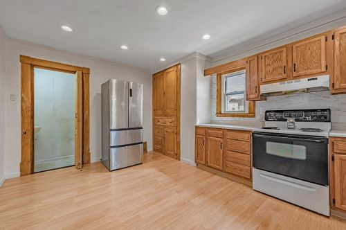 705 3rd St, Jeannette, PA 15644-1422