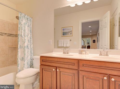 20500 Stone Fox Ct, Leesburg VA 20175-7223 exterior