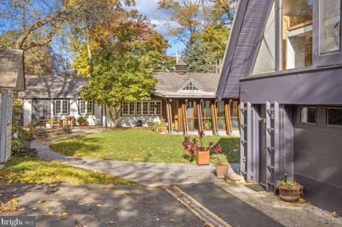 9161 Green Tree Rd, Philadelphia, PA 19118-2619