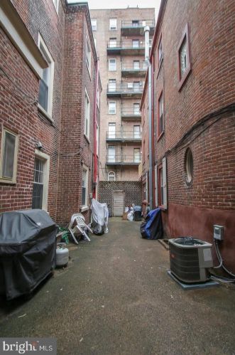 1009 Clinton St, Philadelphia PA  19107-6706 exterior