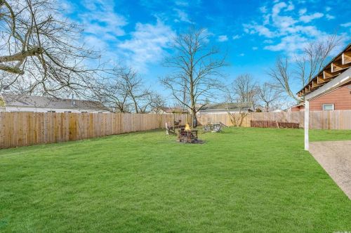 58 Maple St, Central Islip NY  11722-3105 exterior