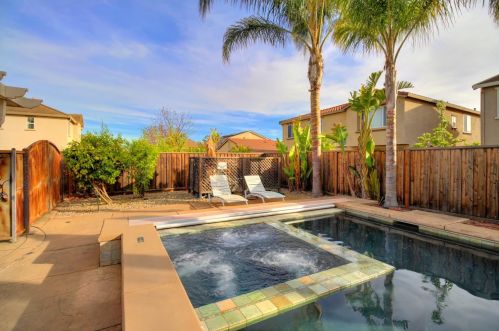 9872 Winkle Cir, Elk Grove CA  95757-6276 exterior