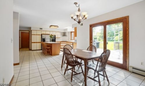 1095 Mayflower Ct, Martinsville NJ  08836-2326 exterior