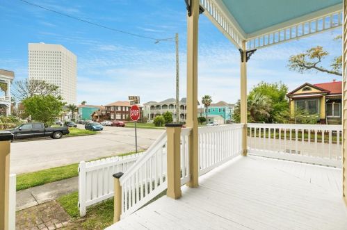 402 17th St, Galveston TX  77550-2504 exterior