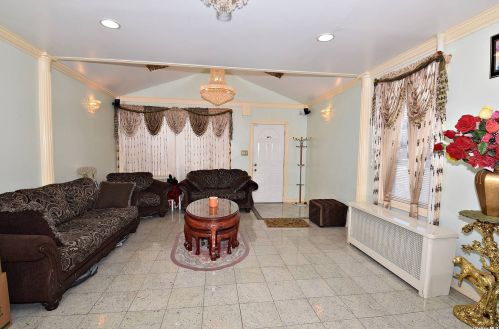 89-76 Vanderveer St, Jamaica, NY 11427-2409