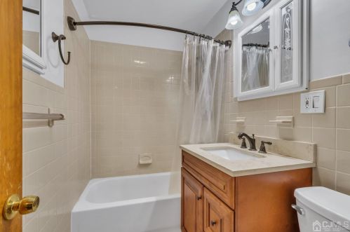 4 Charles Ter, Piscataway NJ  08854-5320 exterior