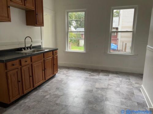 41 Cambridge St, Manchester, CT 06042-3505