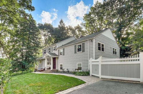 16 Valley Rd, San Remo, NY 11754-1024