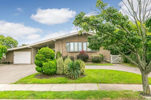 7 Harding Rd, Copiague, NY 11726-5018