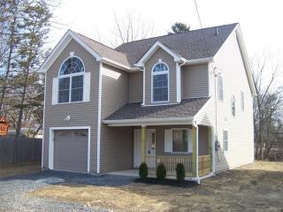 606 Heard Ave, Maybrook, NY 12543-1318