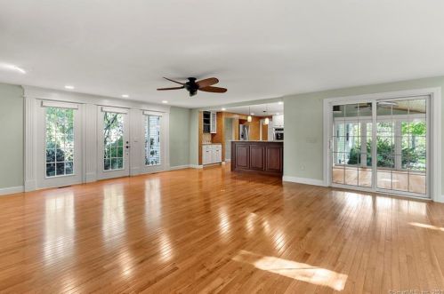 1 Barn Hill Rd, Bloomfield CT  06002-1218 exterior