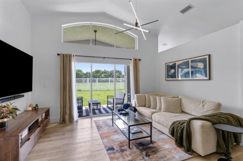 7857 Manor Forest Ln, Boynton Beach FL  33436-8818 exterior