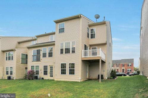 726 Blossom Dr, Hanover PA  17331-2078 exterior