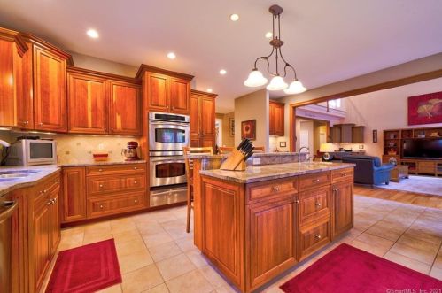 216 Watch Hill Rd, Kensington CT  06037-3657 exterior