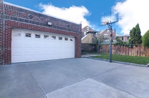 2311 Tenbroeck Ave, Bronx, NY 10469-5415