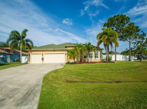 5467 Crooked St, Fort Pierce, FL 34986-4029