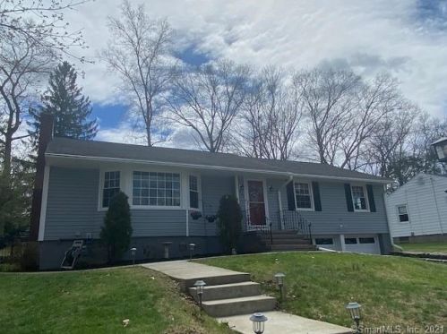 52 Oakridge Rd, Waterbury, CT 06706-2826