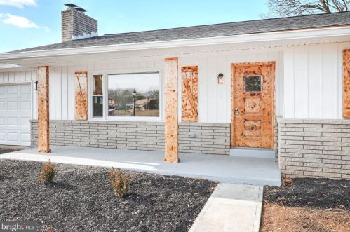 19 Locust Cir, Navy Sup Dpt PA  17050-3192 exterior