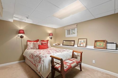 8 Country Rdg Dr, Rye Brook NY  10573-1054 exterior